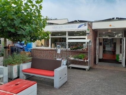 Twee bankjes voor de deur van Winkel&Zo