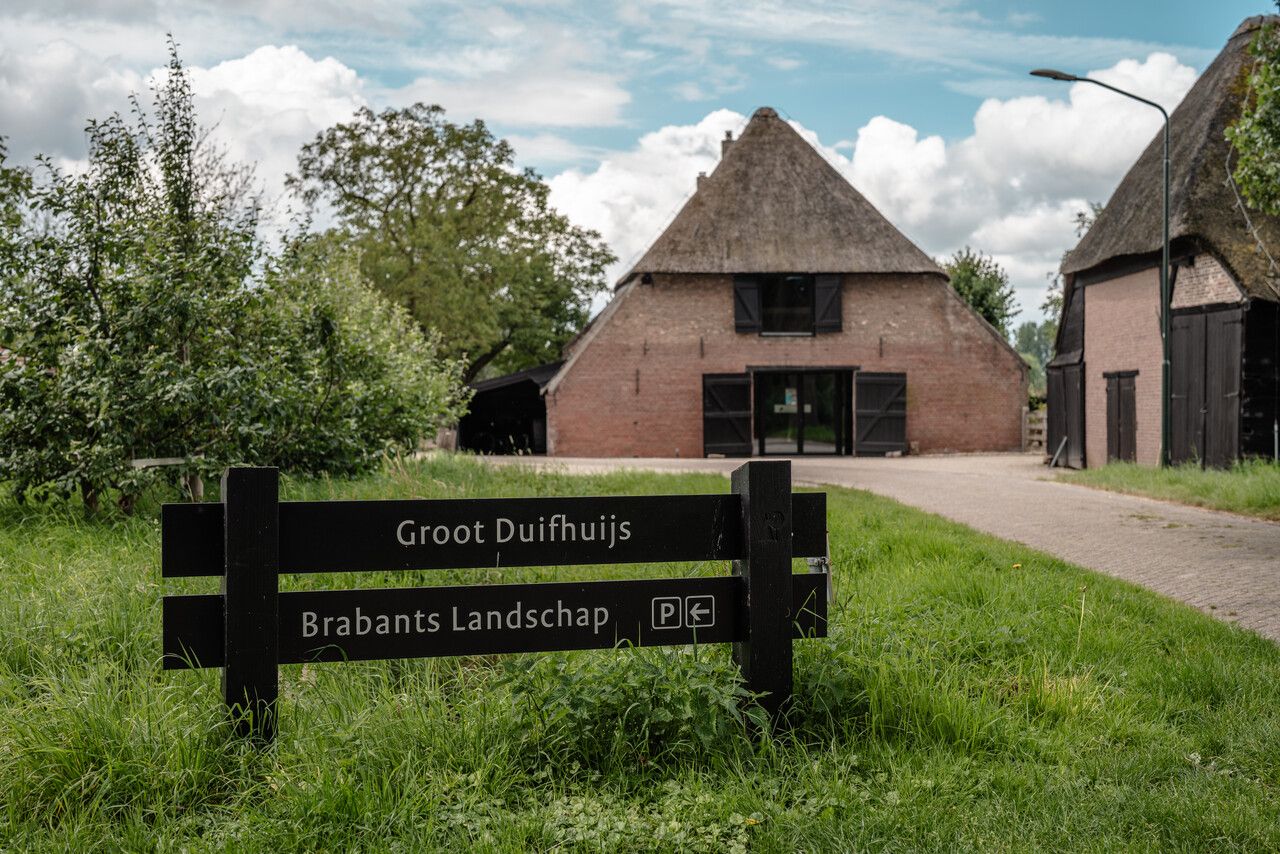 Groot Duijfhuis met hek waarop je ziet dat het van Brabants Landschap is