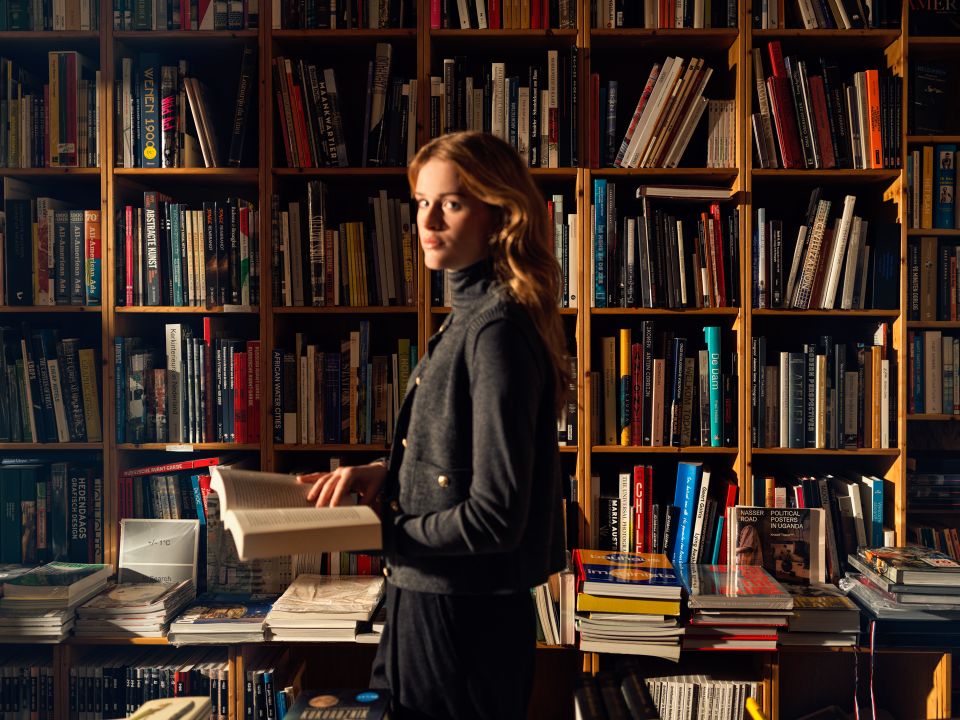 boekhandel de tribune maastricht model blurred boeken campagneshoot maastricht marketing 2024 hugo thomassen
