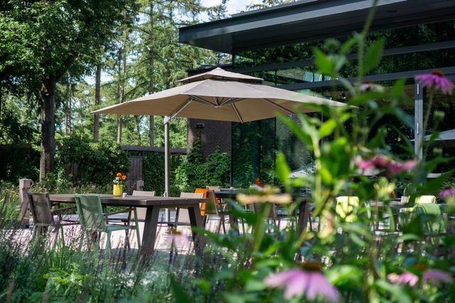 Het terras van hotel Kontakt der Kontinenten met bloeiende bloemen eromheen
