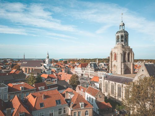 Luchtfoto van Bergen op Zoom met uitzicht over de Grote Markt.