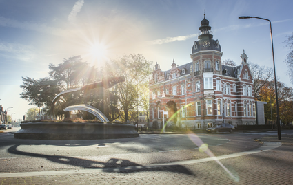 Vooraanzicht Museum Jan Cunen in Oss met het Zwaard van Oss ervoor