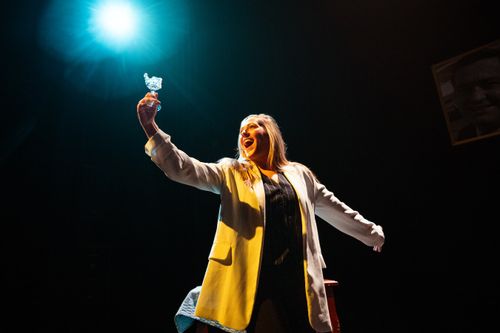 Een vrouw die aan het zingen is