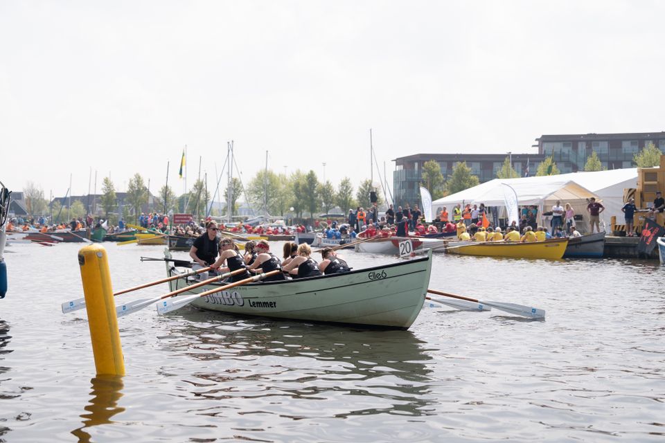 Een sloep in Lemmer in de zomer met op de achtergrond nog veel meer sloepen.