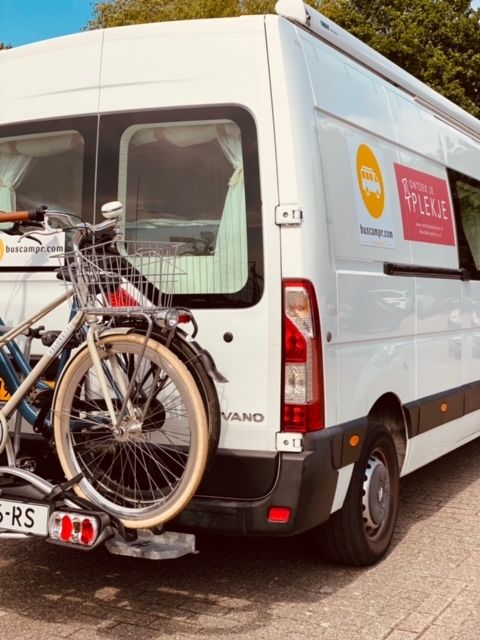 Fietsen achter op de camper tijdens de camperelfstedentocht
