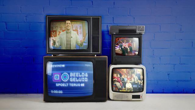Op elkaar gestapelde beeldbuis-tv's met op de schermen stills uit Praatjesmakers