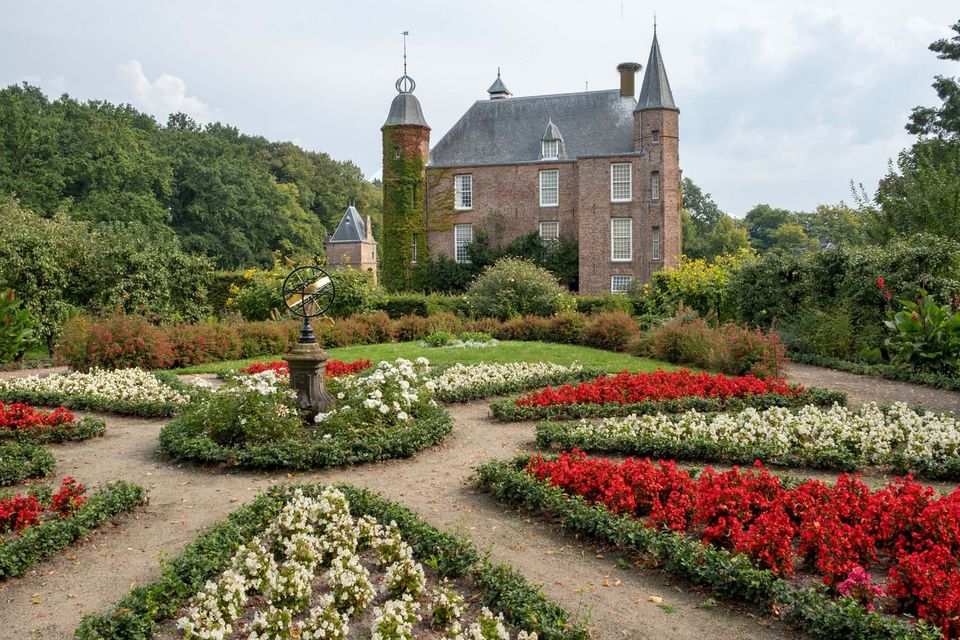 Slot Zuylen met kasteeltuin op de voorgrond