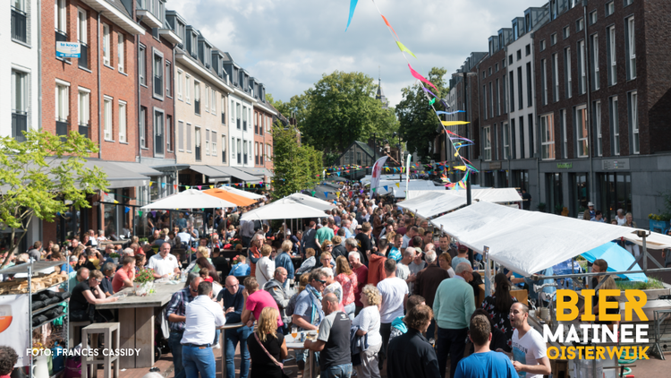 Lindeplein in Oisterwijk met kraampjes van diverse bierbrouwerijen en mensen die biertjes proeven.
