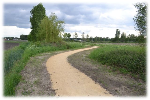 Maak een ommetje met rolstoel, rollator of kinderwagen over dit toegankelijk pad in Reusel.