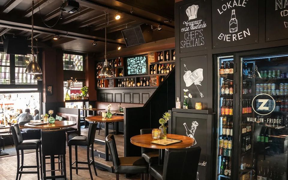 Cafe de Zwaan interieur ijskast tafels en stoelen