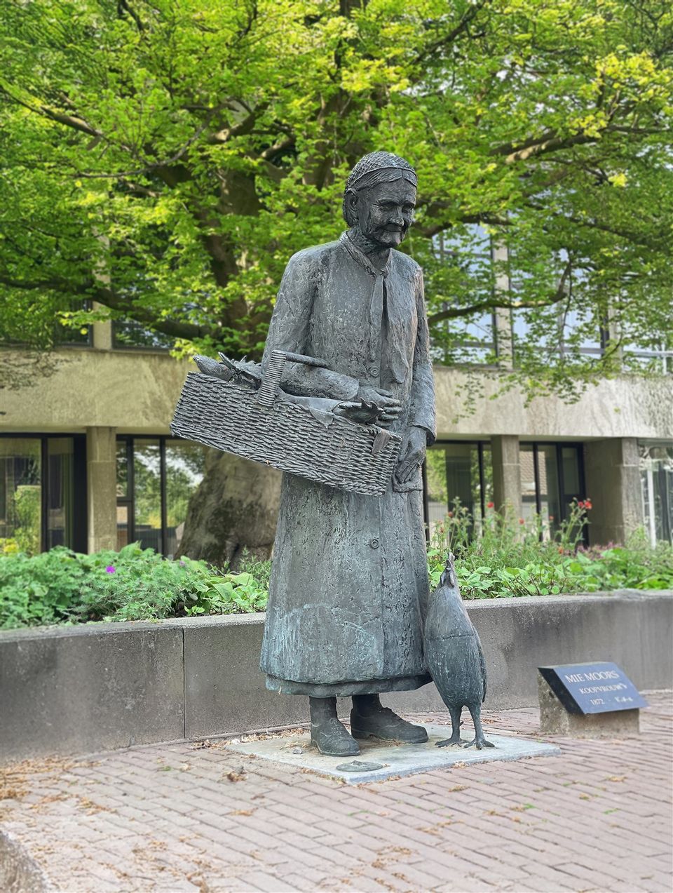 Beeld van de bekende marktkoopvrouw