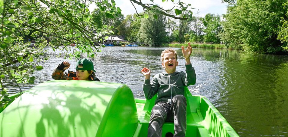 Twee jongens op een waterfiets bij Knus in de Delftse Hout