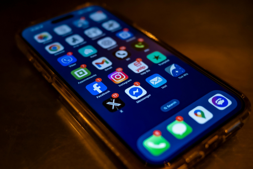 Een telefoon vol apps met meldingen