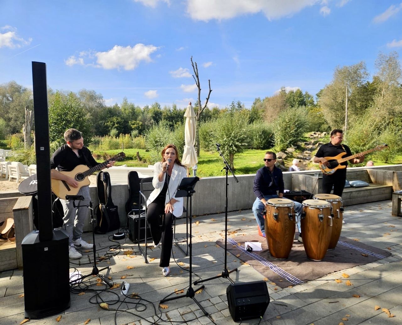 Zonnig terras van Lago Oisterwijk met band