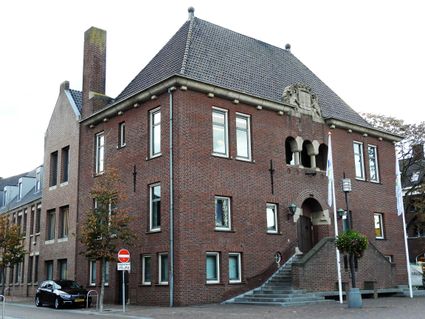 gemeentehuis met bordes en trappen