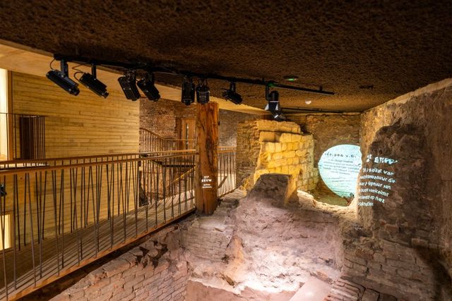 Bewonder in Museum De Bastei originele Romeinse en Middeleeuwse muurresten.