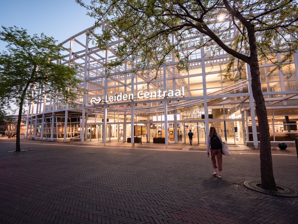 Voorkant centrumzijde van Leiden Centraal Station.