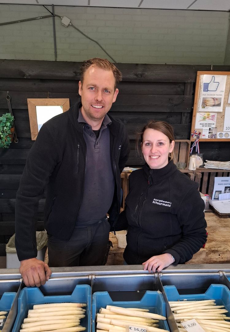 Stefan en Manon van Aspergekwekerij Schuurmans in Heukelom in hun winkel