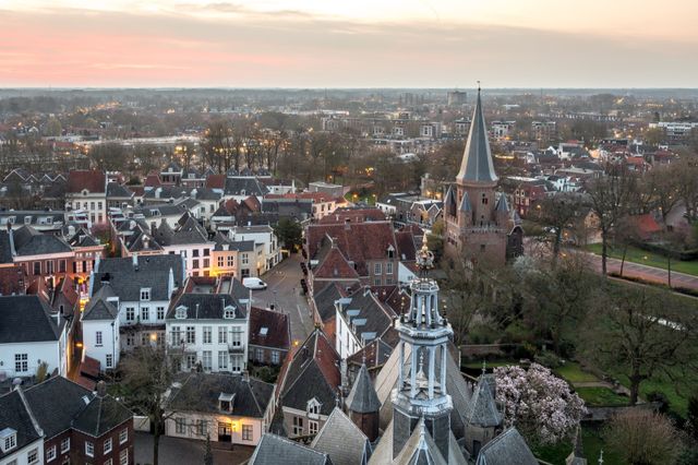 Binnenstad met Drogenapstoren vanaf de Walburgistoren in Zutphen