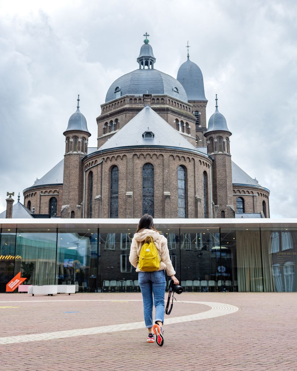 Speelhuis met fotograve ervoor
