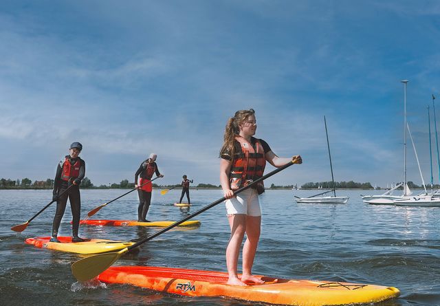 Huur een sup-board en verken de Gaasterlandse bossen of het Slotermeer