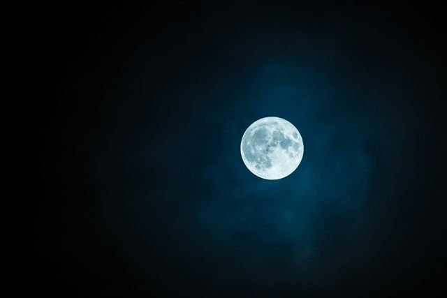 Donkere lucht met volle maan.