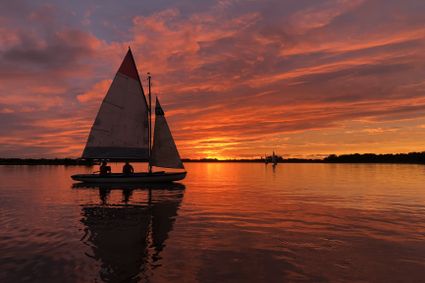 Boot bij zonsondergang op de Zuwe