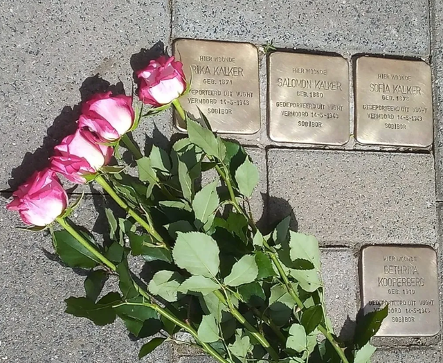Blumen an WW2-Gedenkstätten in Geertruidenberg
