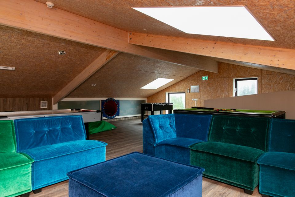 Jongeren hang-out met pooltafel, airhockey, spelcomputers en inpandige glijbaan