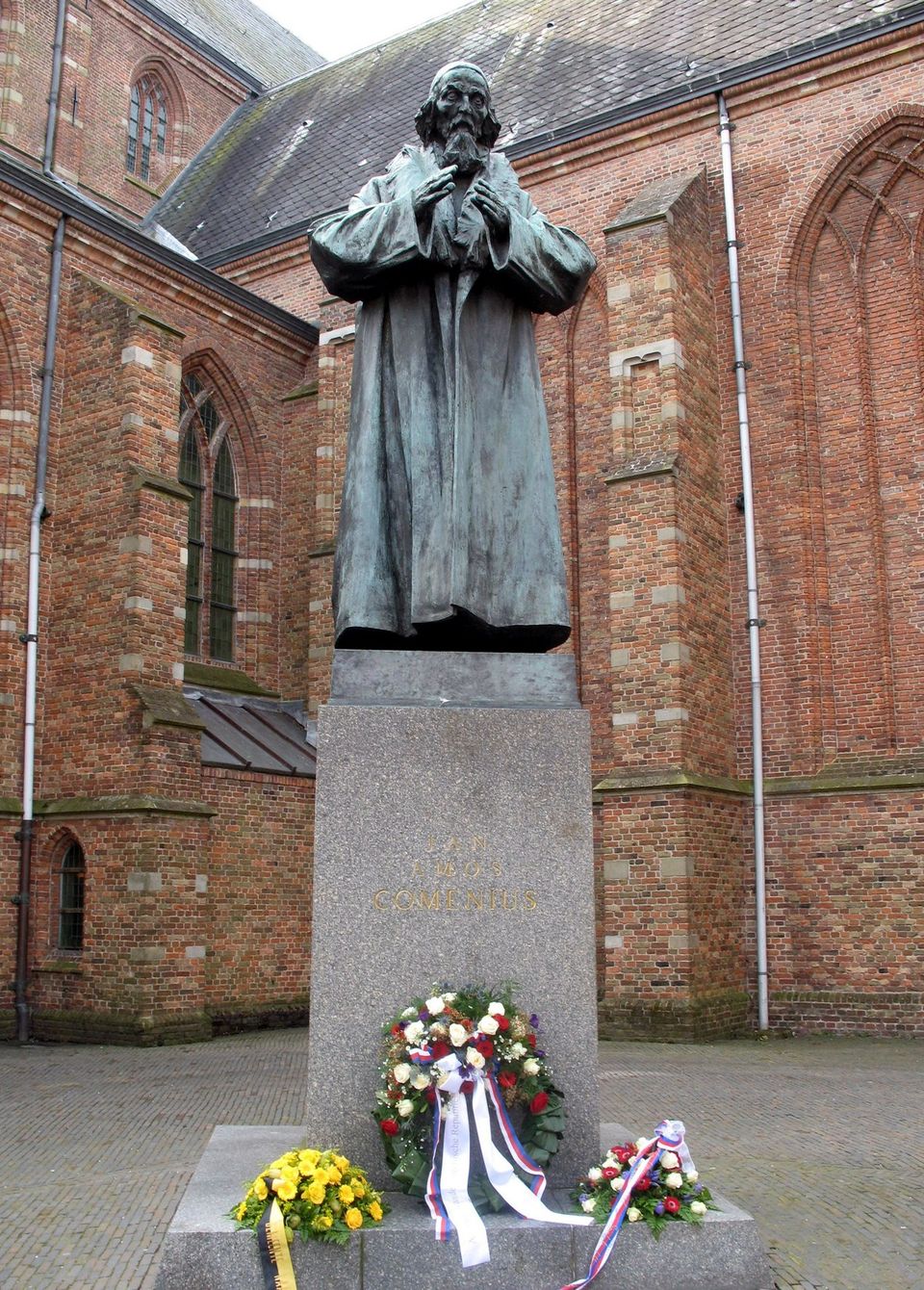 Beeld Amos Comenius bij de Grote Kerk in Naarden