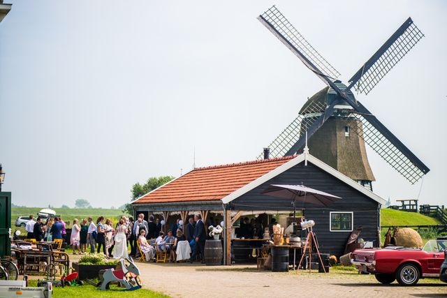 Een feest met op de achtergrond een molen