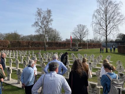Mensen lopen rond op een militair ereveld voor Poolse soldaten die gevochten hebben tijdens de Tweede Wereldoorlog