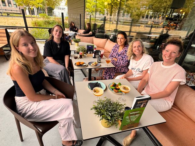 Groepsfoto van het team van Stichting Land van de Peel aan tafel met Simone Wittgen, Jolijn Brouwers, Laura Bijster, Imme Salimans en Jennifer van Herk.
