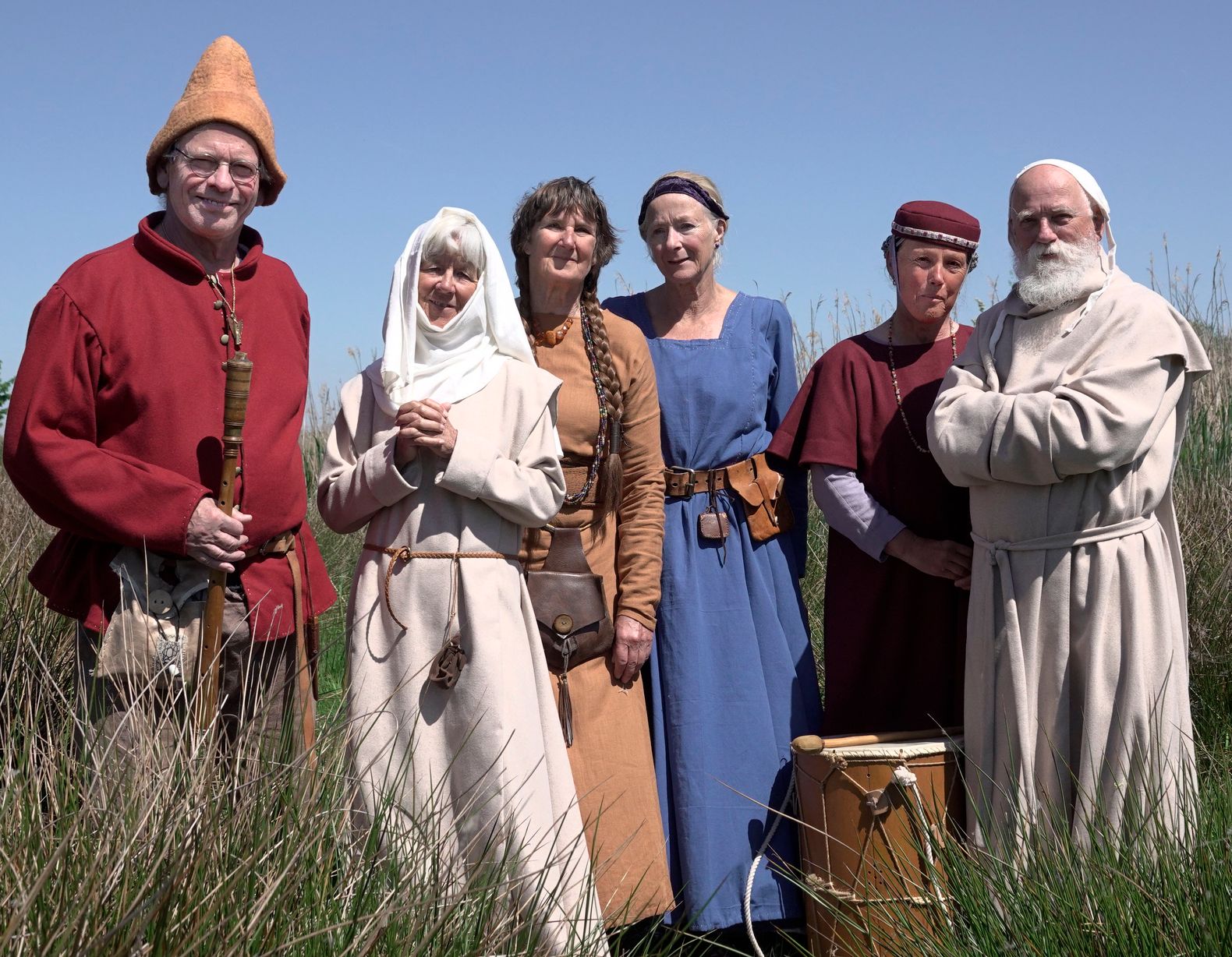 Vlnr: Sjoerd Visser (ruispijp, gemshoorn), non Agnes Rozenkamp, tante Frauwa van Romerswerf, Greet Kloeg (draailier, trommel), nicht Oda van Romerswerf, kanunnik Bernardus van Bloemhof.