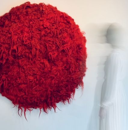 Het werk 'Earth' ambachtelijk natuurlijk geverfd en gemaakt door Momoko.natuurkleurmaker heeft een diameter van 1.40 meter.