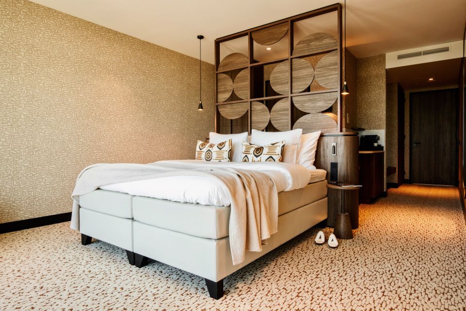 Moderne en luxe hotelkamer van Van der Valk Hotel Woerden met comfortabel tweepersoonsbed, stijlvolle inrichting en warme uitstraling. Foto: Studio Soon.