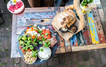 Een cocktail, borrel- en broodplankje bij 't Postkantoor in Delft
