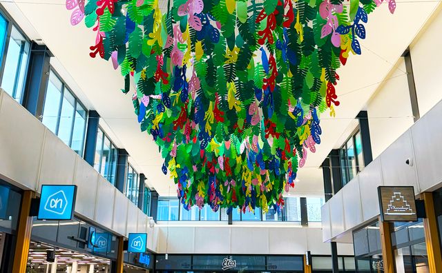 Zomerversiering in winkelcentrum Kerkelanden