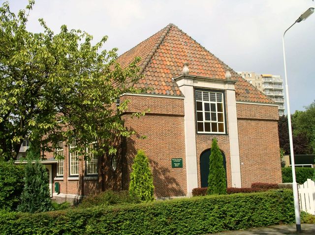 Foto van een kerkzaal in Zoetermeer. Deze kerkzaal wordt ook gebruikt als Vergaderzaal.