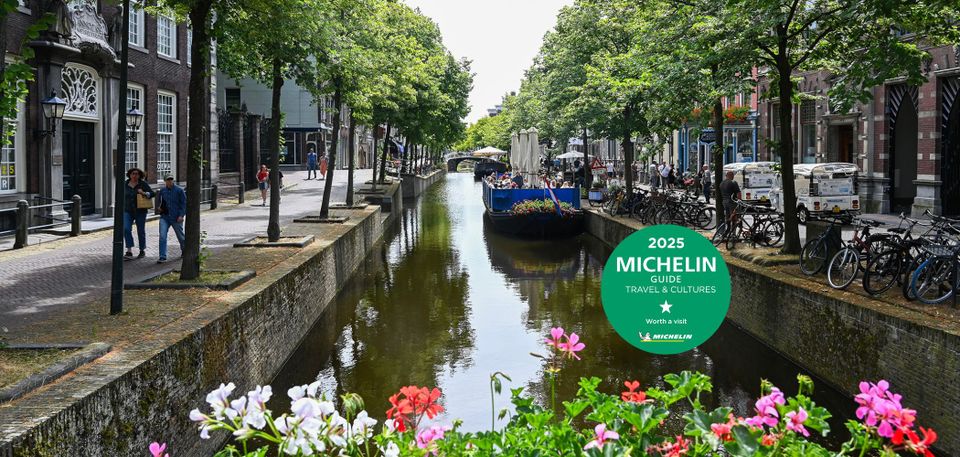 Oude Delft, een gracht in Delft met terrasboten
