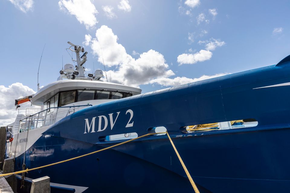 Een aangemeerd schip in Flevoland