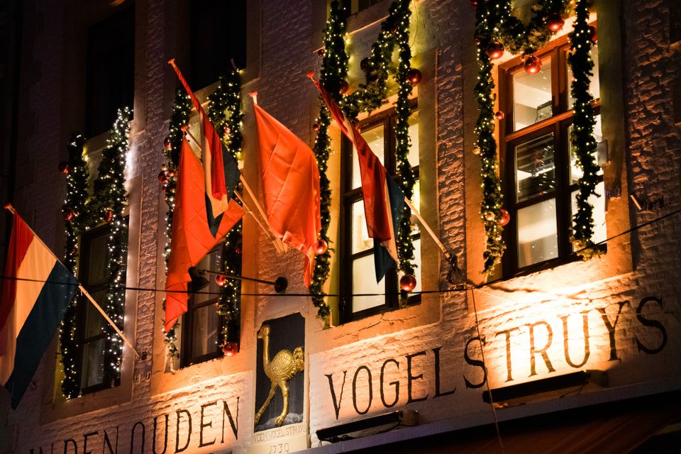cafe in den ouden-vogelstruys  gevel voorkant avond winter magisch maastricht lichtjes route notretouch