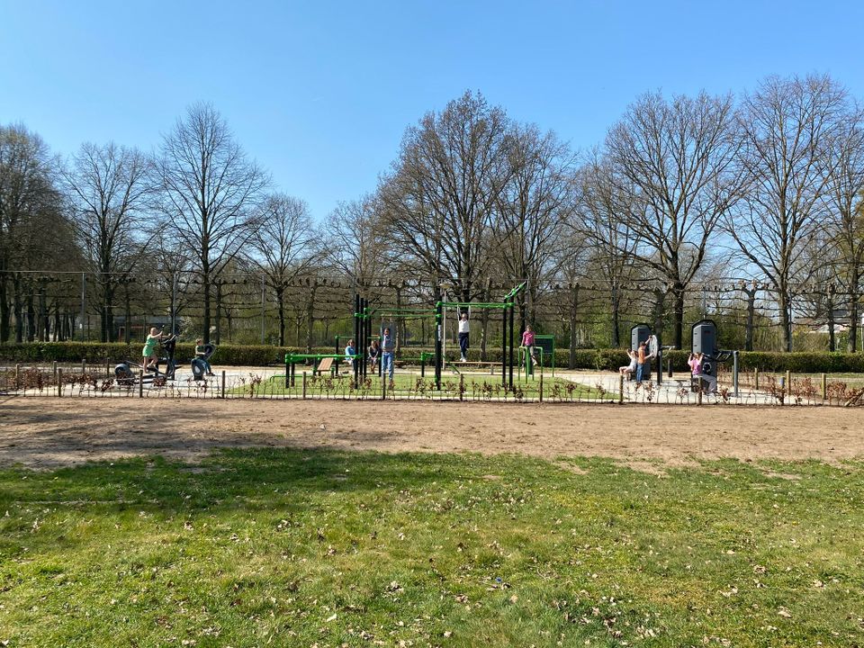 Mensen aan het sporten op klimrek