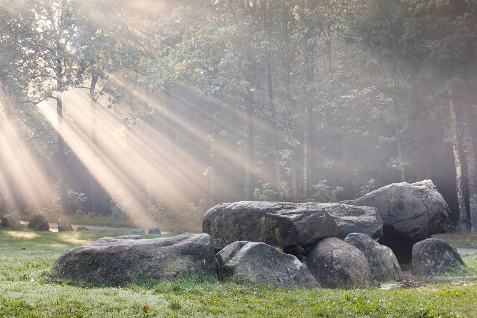 Hunebed D30 met prachtige lichtstralen tussen de bomen door.