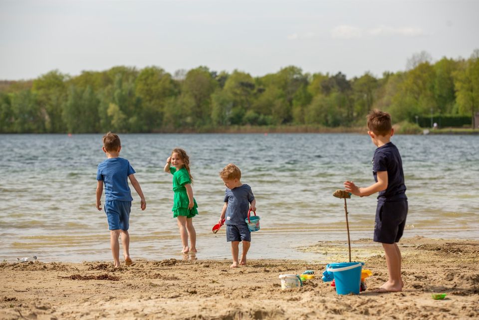 Kinderen-spelen-zandstrand-Strand-Tien