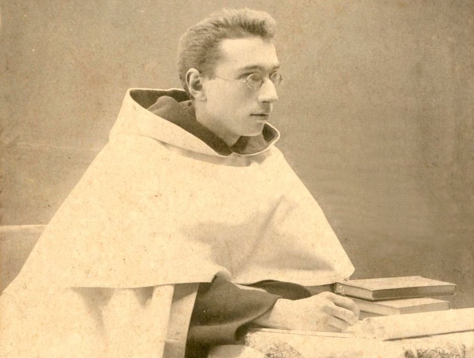 Een zwartwit foto van een jonge Titus Brandsma.