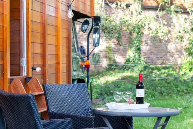 Buitenkant inrichting met een terrasje en tuinstoelen