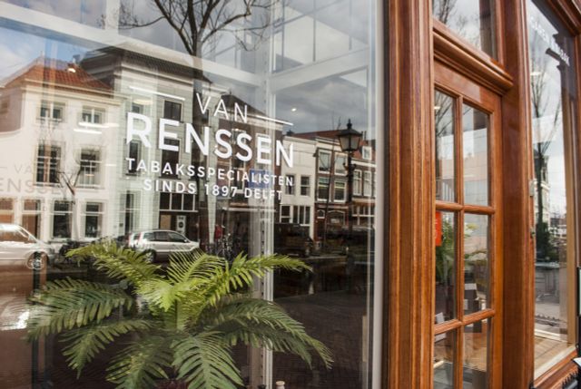 De winkel van sigarenspeciaalzaak Van Renssen gelegen in Delft