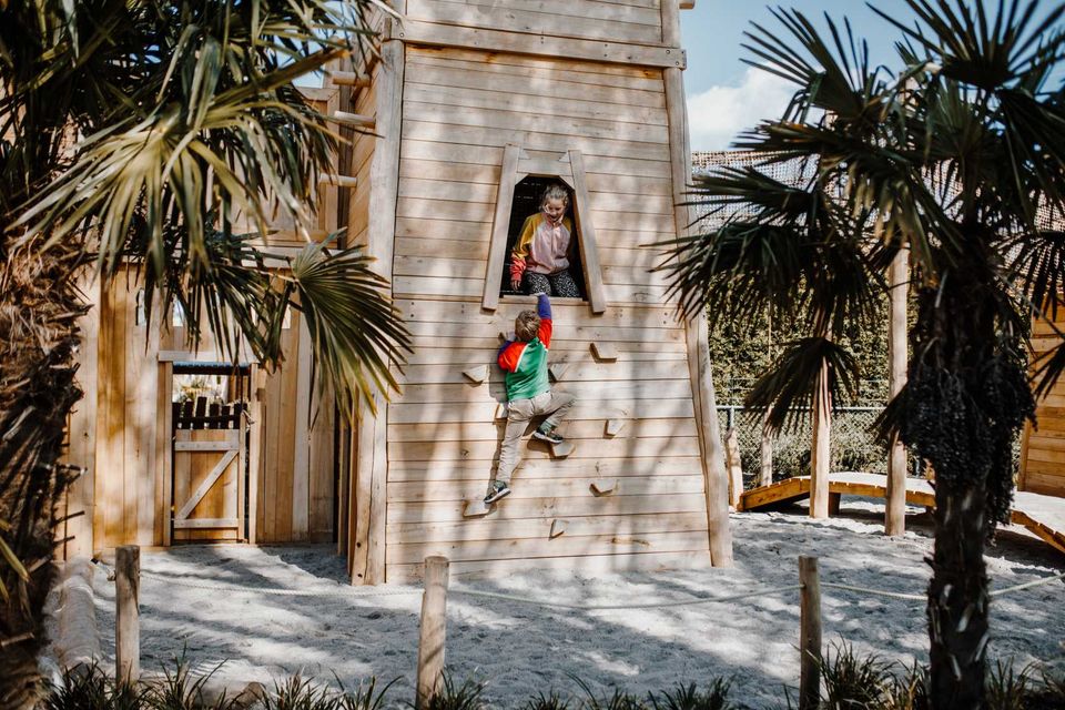 Kinderen klimmen en spelen bij Sanjes Safari in Feanwâlden