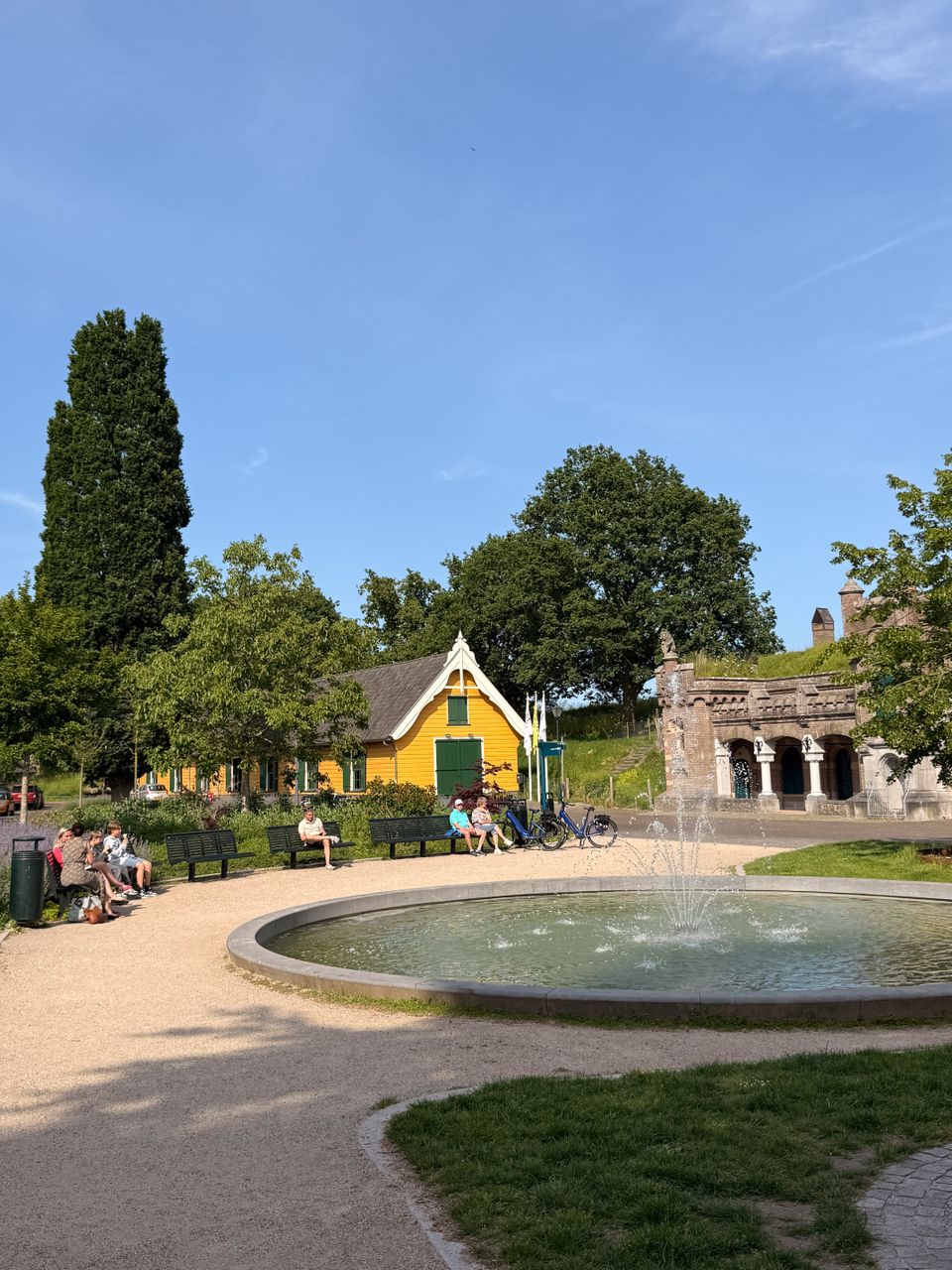 Een rustig plein in Naarden-Vesting. Geniet van het zonnetje op een bankje bij de fontein. Verderop vind je de Gele Loods en de Utrechtse Poort.